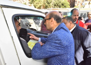 جولة ميدانية لمحافظ أسيوط بمواقف السرفيس ومحطات الوقود لمتابعة الالتزام بالتعريفة الجديدة ويحذر من أي مغالاة في الأجرة 21 - جريدة المساء