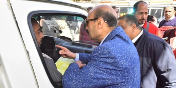 جولة ميدانية لمحافظ أسيوط بمواقف السرفيس ومحطات الوقود لمتابعة الالتزام بالتعريفة الجديدة ويحذر من أي مغالاة في الأجرة 1 - جريدة المساء