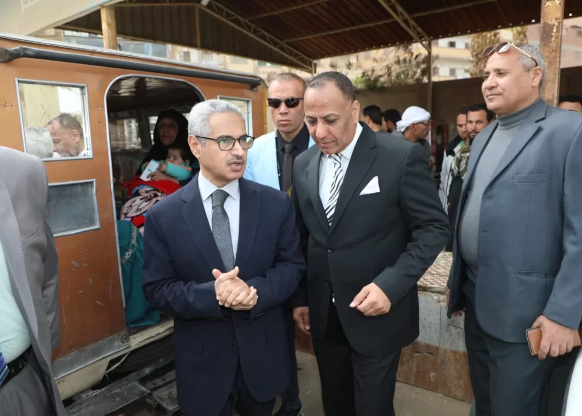 محافظ بني سويف يتابع انتظام الخدمات بمواقف السيارات ومحطات الوقود خلال زيارته لمركز سمسطا 19 - جريدة المساء