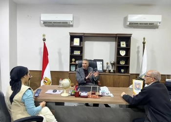 محافظ جنوب سيناء يلتقي رئيس مدينة دهب لبحث ملف الإشغالات ومشكلات المواطنين 33 - جريدة المساء