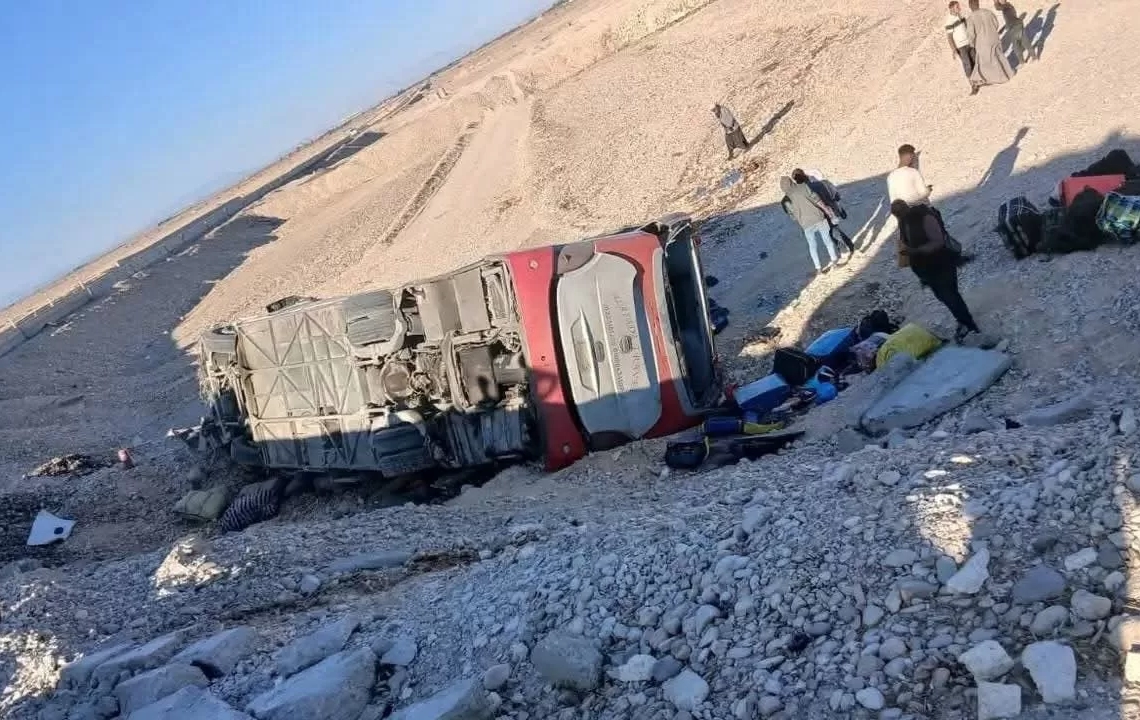إصابة 38 سودانيًا في حادث انقلاب أتوبيس بطريق قنا – سوهاج 19 - جريدة المساء