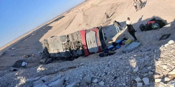 إصابة 38 سودانيًا في حادث انقلاب أتوبيس بطريق قنا – سوهاج 1 - جريدة المساء