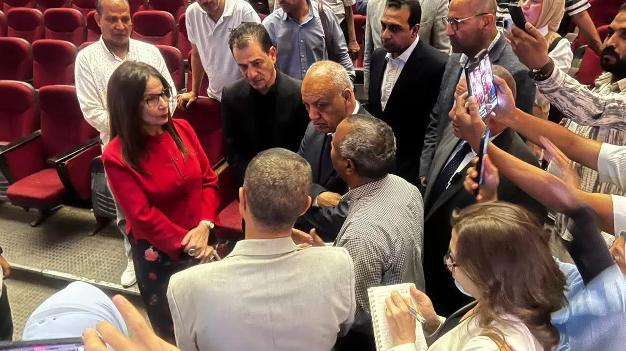 الوزيرة تتفقد قصر ثقافة قنا وتوجه بتوفير إنترنت مجاني لرواده 28 - جريدة المساء