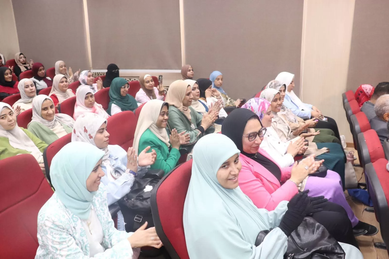 الماجستير بامتياز للباحثة إسراء حسن تهامي بكلية التربية بقنا 55 - جريدة المساء