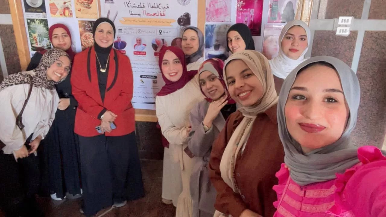 إبداع بلا حدود.. طلاب قسم الصحافة بإعلام قنا يحولون المعرفة إلى تطبيق احترافي في معرض متميز 17 - جريدة المساء