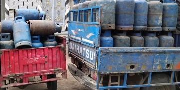 ضبط سيارة لبيع أسطوانات البوتاجاز المدعمة قبل بيعها بالسوق السوداء..بمنوف 2 - جريدة المساء ضبط سيارة لبيع أسطوانات البوتاجاز المدعمة قبل بيعها بالسوق السوداء..بمنوف 1 - جريدة المساء