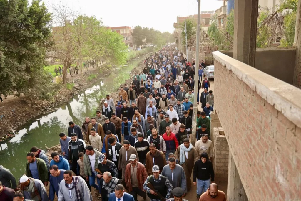 فى جنازة شعبية مهيبة..المحافظ والآلاف يودعون شهداء "لقمة العيش" بـ "طنوب تلا" 35 - جريدة المساء