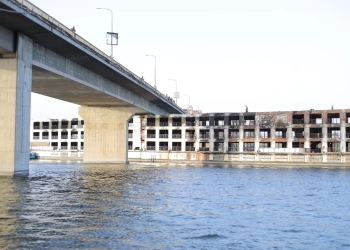 نجاح جهود تسيير باخرة علقت أسفل كوبري دندرة بقنا 25 - جريدة المساء