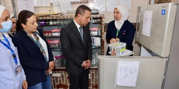 محافظ المنوفية يفاجئ مستشفي الهلال و يقرر صرف مكافأة مالية لأطقم تمريض الغسيل الكلوي و يسلم كرسيا متحركا لحالة من ذوي الهمم 1 - جريدة المساء