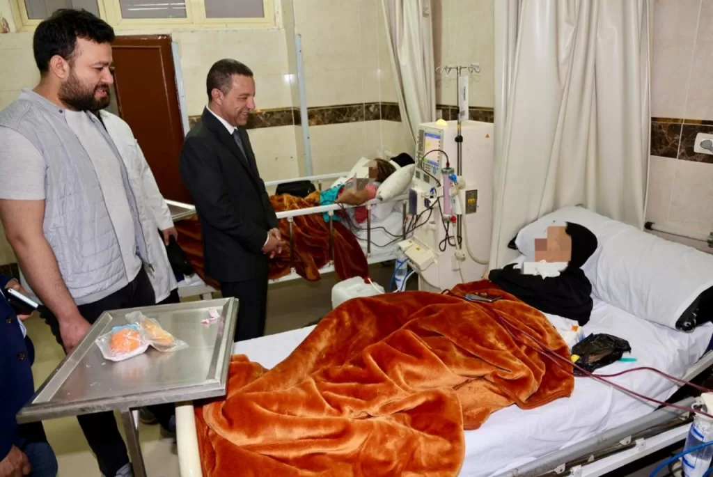 محافظ المنوفية يفاجئ مستشفي الهلال و يقرر صرف مكافأة مالية لأطقم تمريض الغسيل الكلوي و يسلم كرسيا متحركا لحالة من ذوي الهمم 21 - جريدة المساء