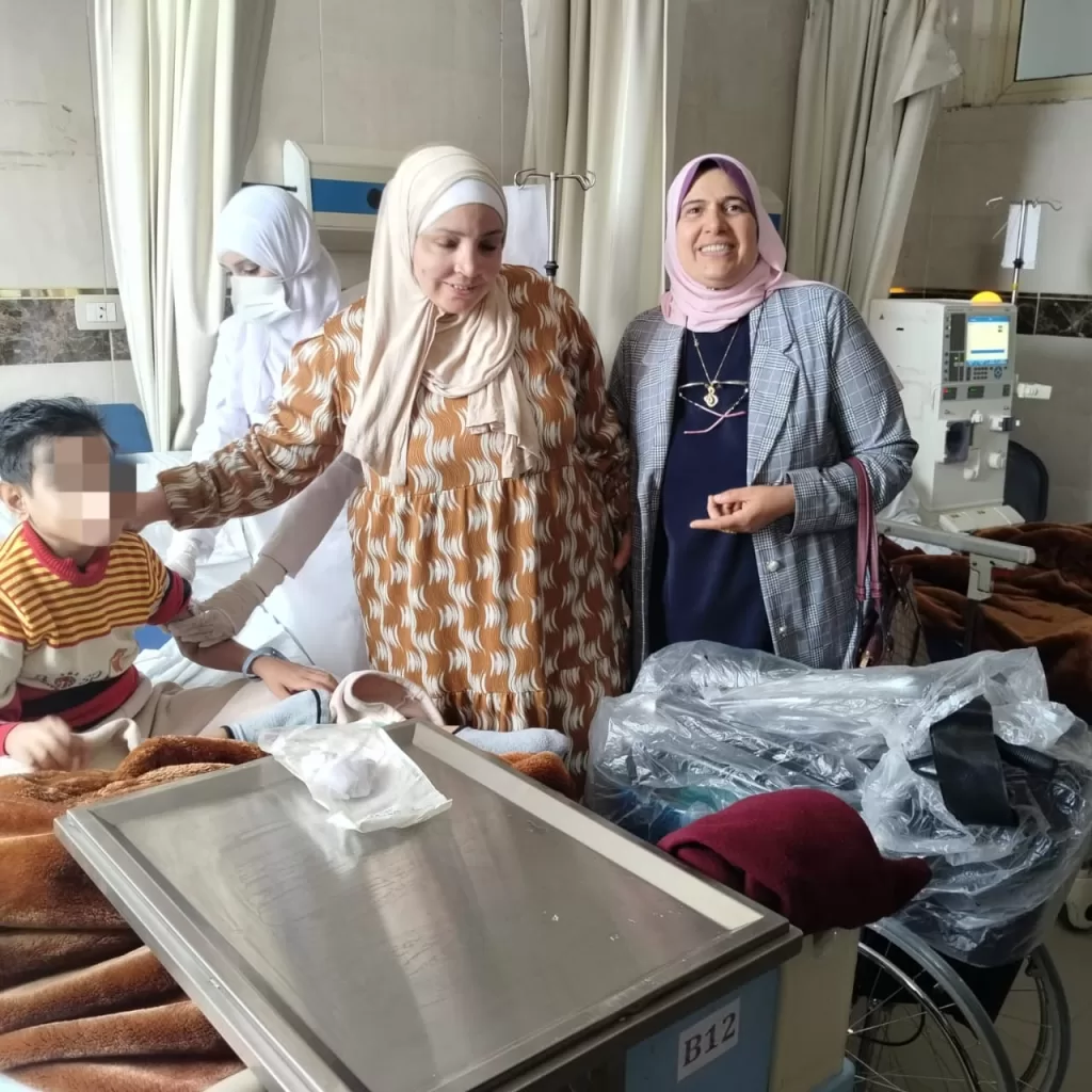 محافظ المنوفية يفاجئ مستشفي الهلال و يقرر صرف مكافأة مالية لأطقم تمريض الغسيل الكلوي و يسلم كرسيا متحركا لحالة من ذوي الهمم 25 - جريدة المساء
