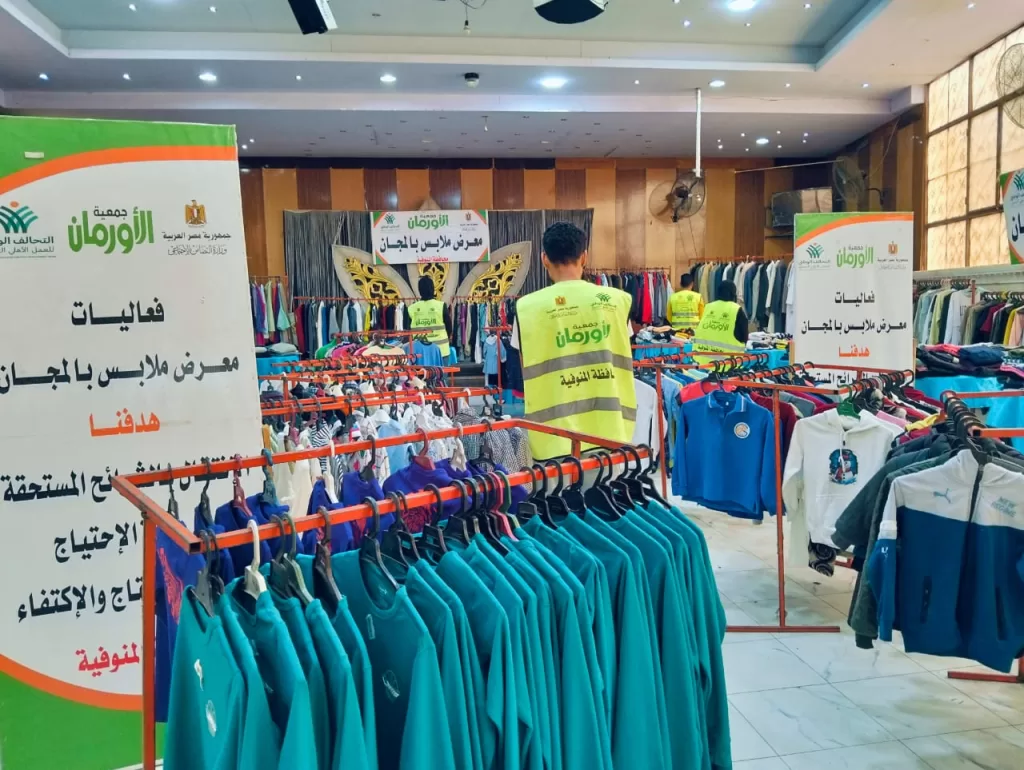 ملابس جديدة بالمجان لـ 250 أسرة بقويسنا 21 - جريدة المساء