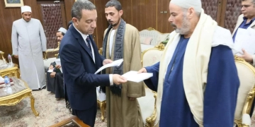 محافظ المنوفية يسلم التعويضات لأسر ضحايا طنوب 2 - جريدة المساء محافظ المنوفية يسلم التعويضات لأسر ضحايا طنوب 1 - جريدة المساء