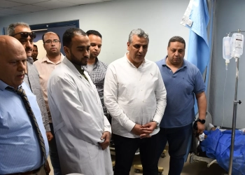 نائب محافظ اسوان يطمئن على مصابى الحريق المحدود بمحطة وقود 26 - جريدة المساء