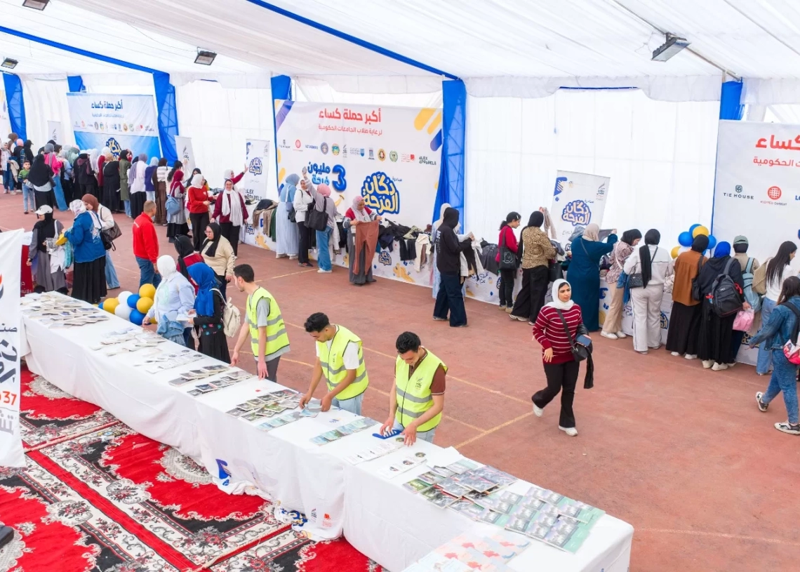 «دكان الفرحة» بجامعة الإسكندرية يدعم 8 آلاف مستفيد بالملابس والمستلزمات مجانًا 18 - جريدة المساء