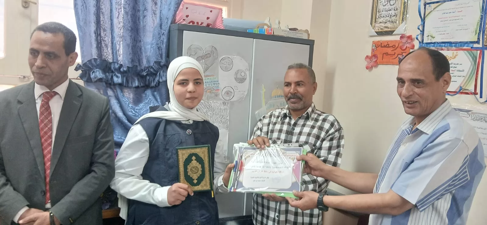 الأوسط قمولا الثانوية بنقادة تكرم المتفوقين وحفظة القرآن الكريم  159 - جريدة المساء