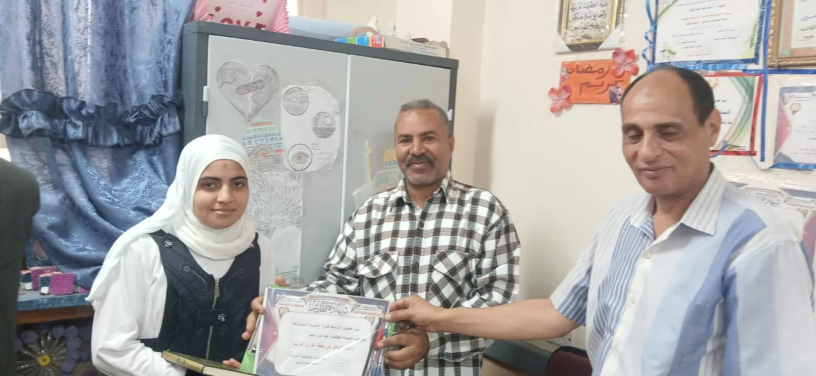 الأوسط قمولا الثانوية بنقادة تكرم المتفوقين وحفظة القرآن الكريم  157 - جريدة المساء