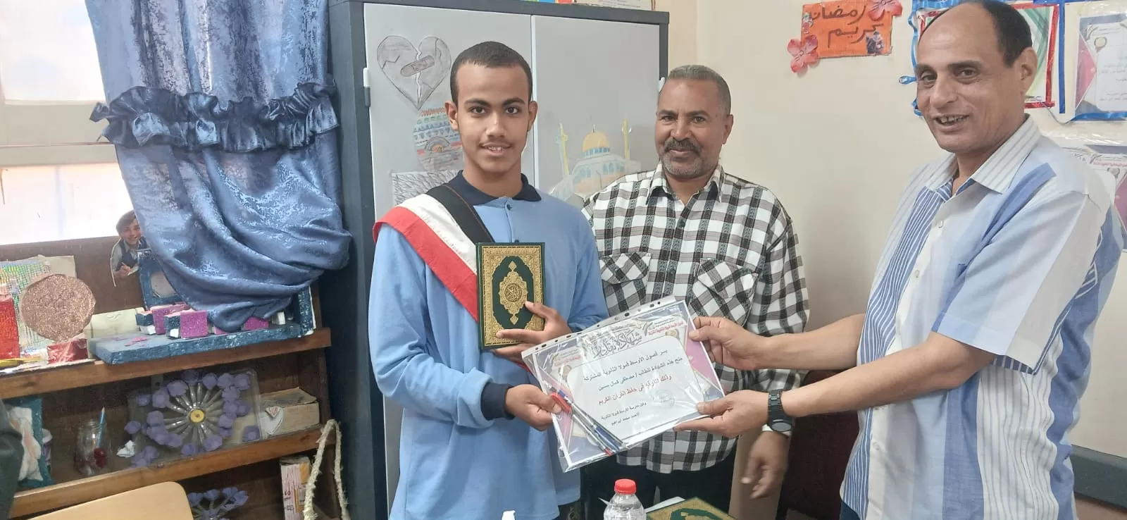الأوسط قمولا الثانوية بنقادة تكرم المتفوقين وحفظة القرآن الكريم  153 - جريدة المساء