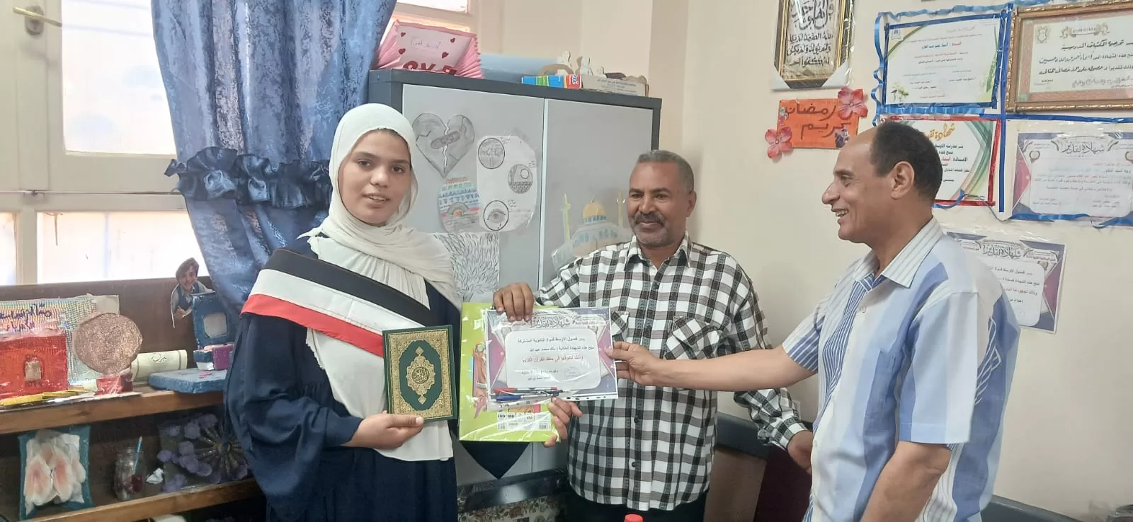 الأوسط قمولا الثانوية بنقادة تكرم المتفوقين وحفظة القرآن الكريم  151 - جريدة المساء