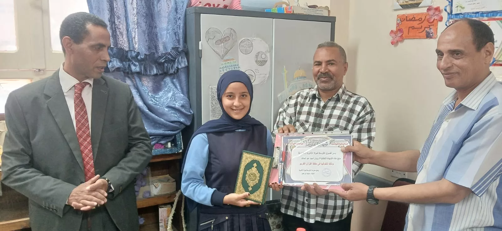 الأوسط قمولا الثانوية بنقادة تكرم المتفوقين وحفظة القرآن الكريم  143 - جريدة المساء