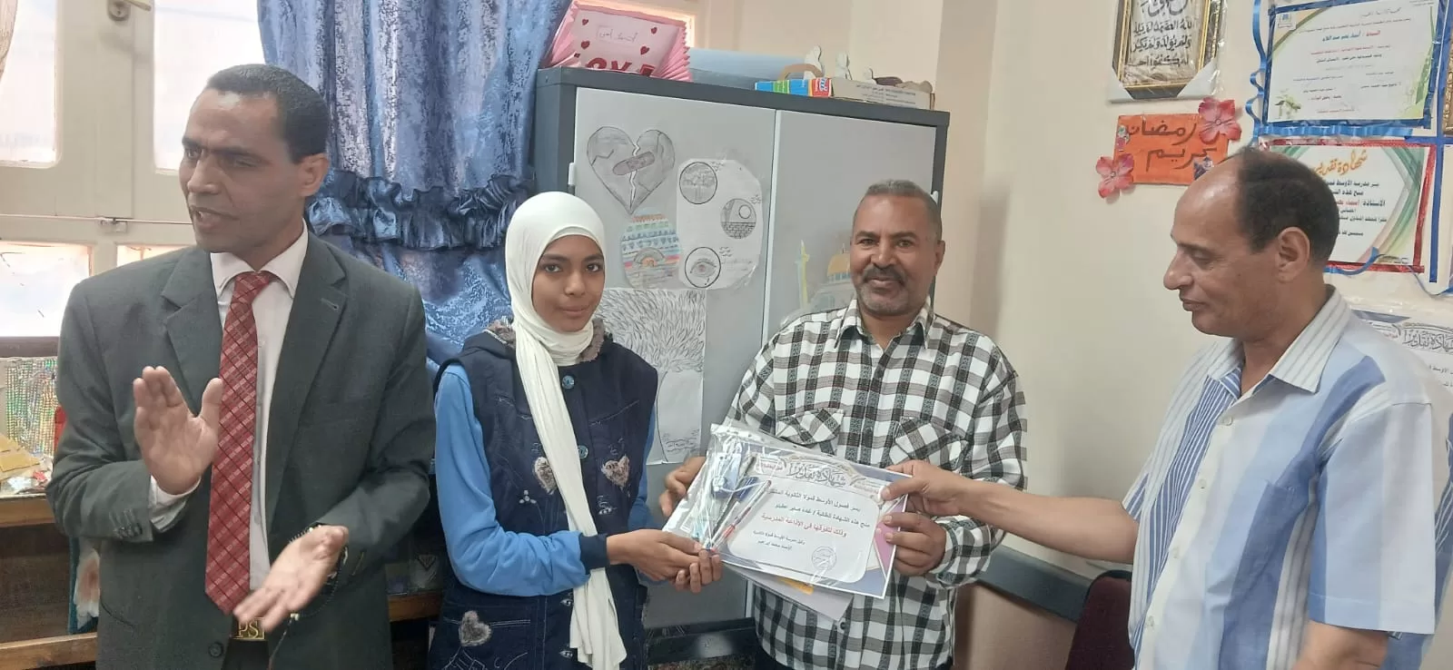 الأوسط قمولا الثانوية بنقادة تكرم المتفوقين وحفظة القرآن الكريم  145 - جريدة المساء