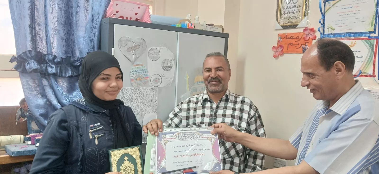 الأوسط قمولا الثانوية بنقادة تكرم المتفوقين وحفظة القرآن الكريم  137 - جريدة المساء