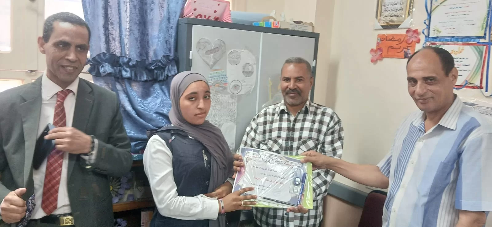 الأوسط قمولا الثانوية بنقادة تكرم المتفوقين وحفظة القرآن الكريم  135 - جريدة المساء