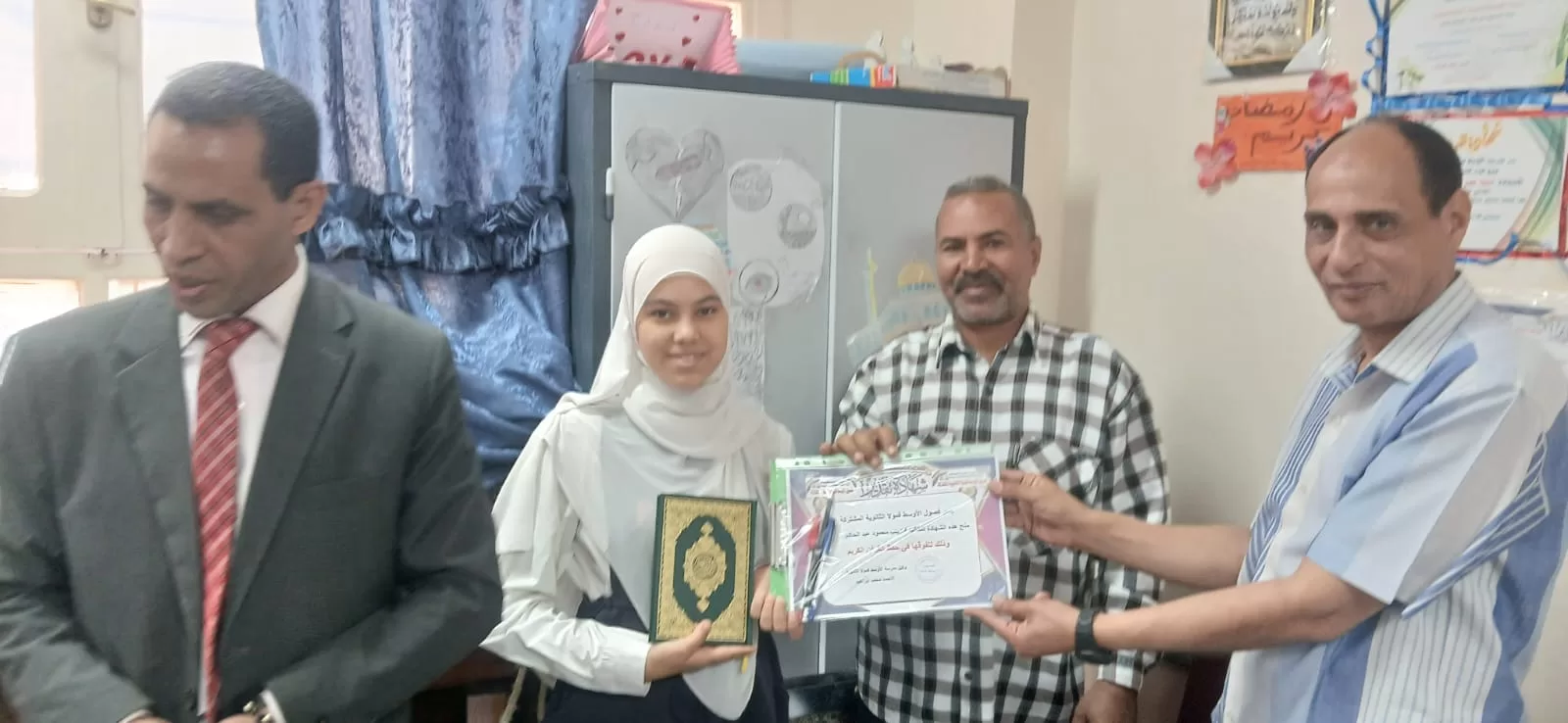 الأوسط قمولا الثانوية بنقادة تكرم المتفوقين وحفظة القرآن الكريم  133 - جريدة المساء