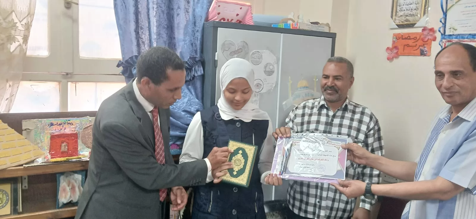 الأوسط قمولا الثانوية بنقادة تكرم المتفوقين وحفظة القرآن الكريم  131 - جريدة المساء