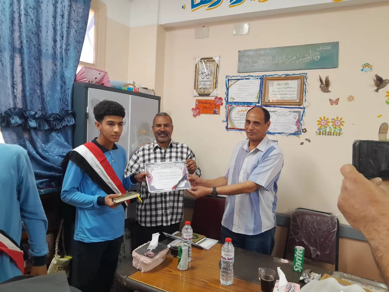 الأوسط قمولا الثانوية بنقادة تكرم المتفوقين وحفظة القرآن الكريم  123 - جريدة المساء