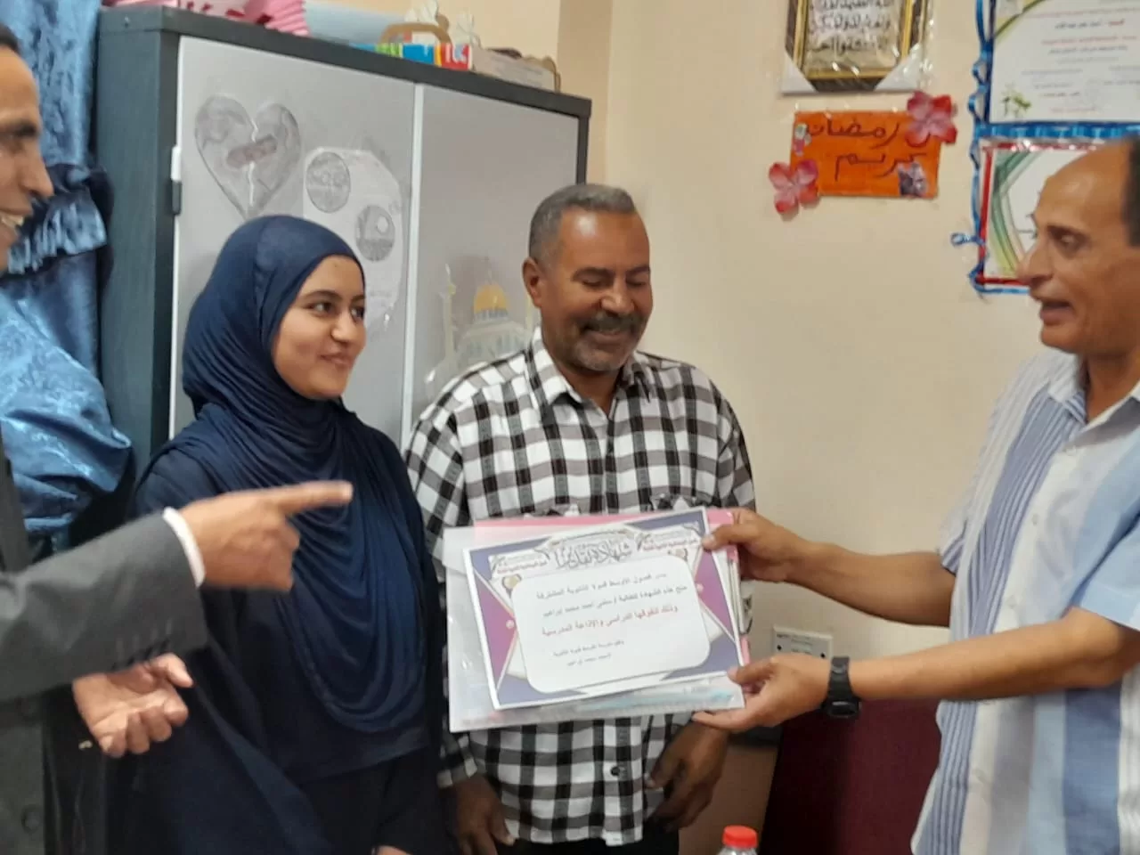 الأوسط قمولا الثانوية بنقادة تكرم المتفوقين وحفظة القرآن الكريم  121 - جريدة المساء