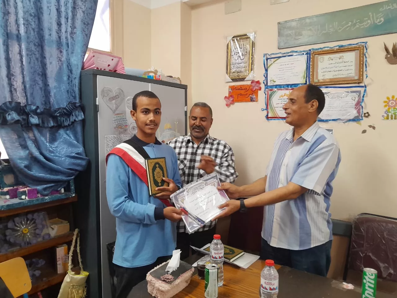 الأوسط قمولا الثانوية بنقادة تكرم المتفوقين وحفظة القرآن الكريم  29 - جريدة المساء