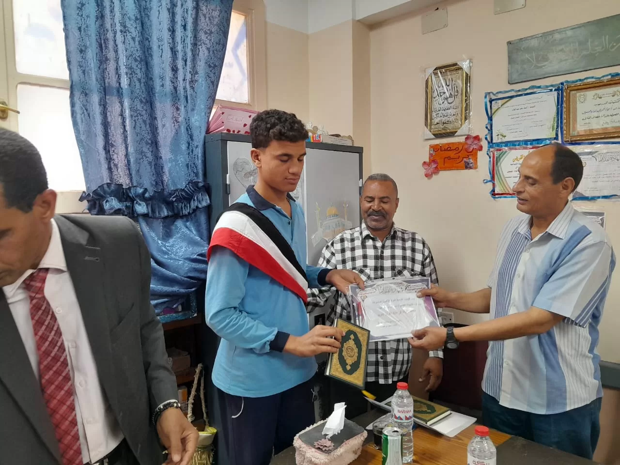 الأوسط قمولا الثانوية بنقادة تكرم المتفوقين وحفظة القرآن الكريم  75 - جريدة المساء