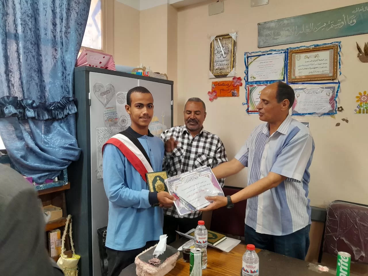 الأوسط قمولا الثانوية بنقادة تكرم المتفوقين وحفظة القرآن الكريم  77 - جريدة المساء