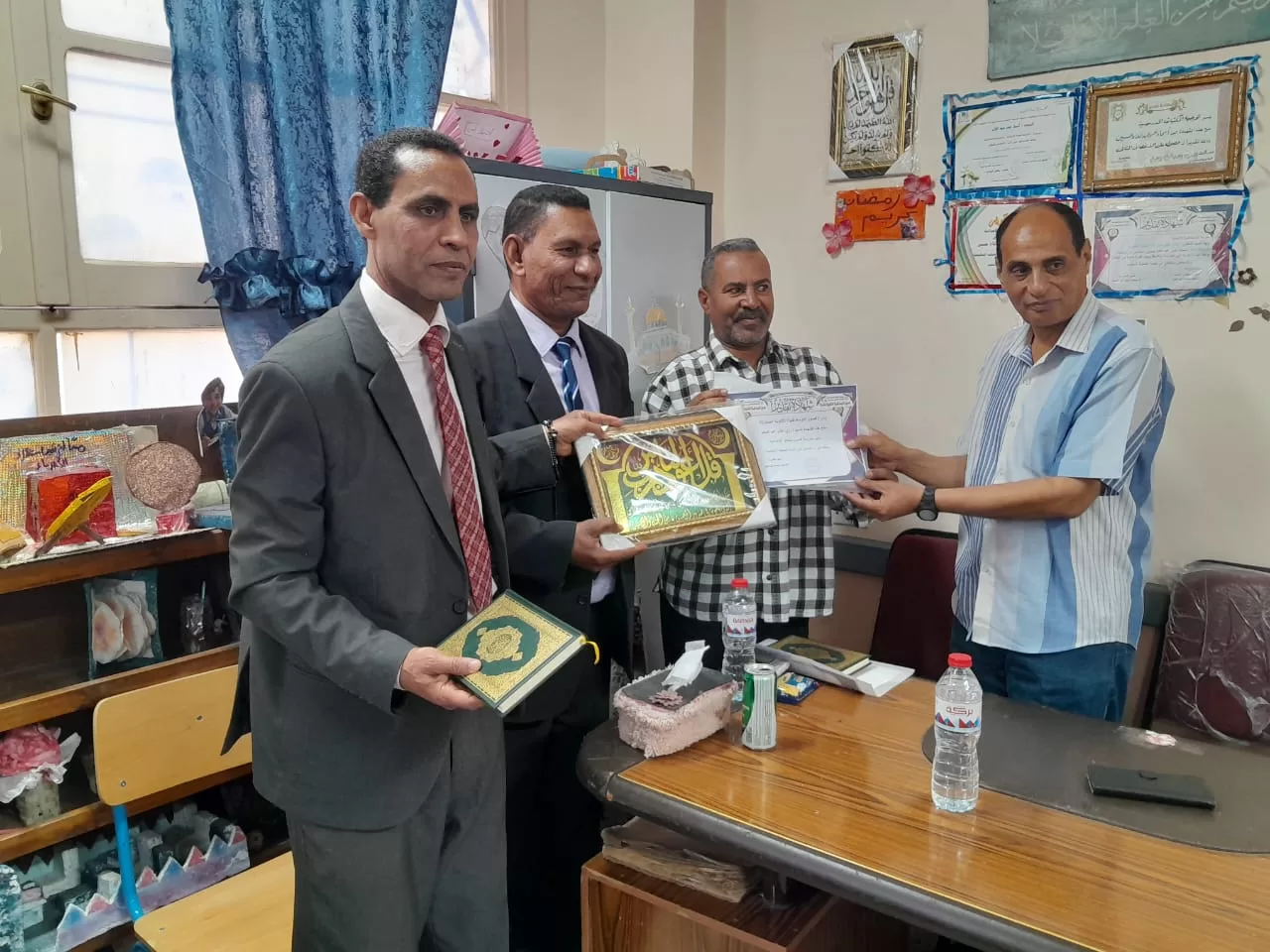 الأوسط قمولا الثانوية بنقادة تكرم المتفوقين وحفظة القرآن الكريم  91 - جريدة المساء