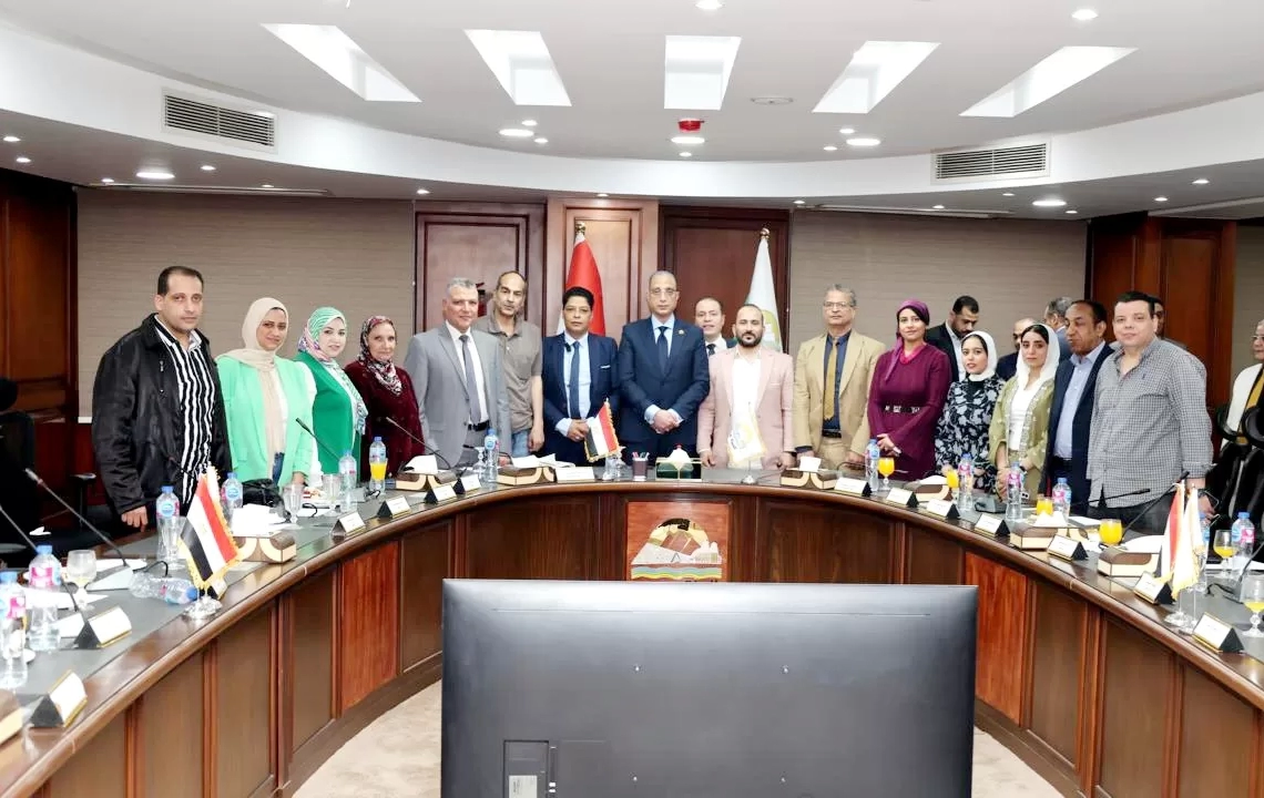 د. أحمد الأنصاري محافظ الجيزة في لقطة تذكارية مع الصحفيين في ختام الاجتماع