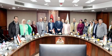 د. أحمد الأنصاري محافظ الجيزة في لقطة تذكارية مع الصحفيين في ختام الاجتماع