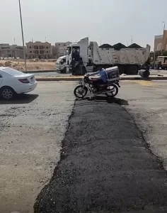 بالصور.. رئيس جهاز الشروق ينفذ مطبات بطريق الحرية استجابة لمناشدات الأهالي 29 - جريدة المساء