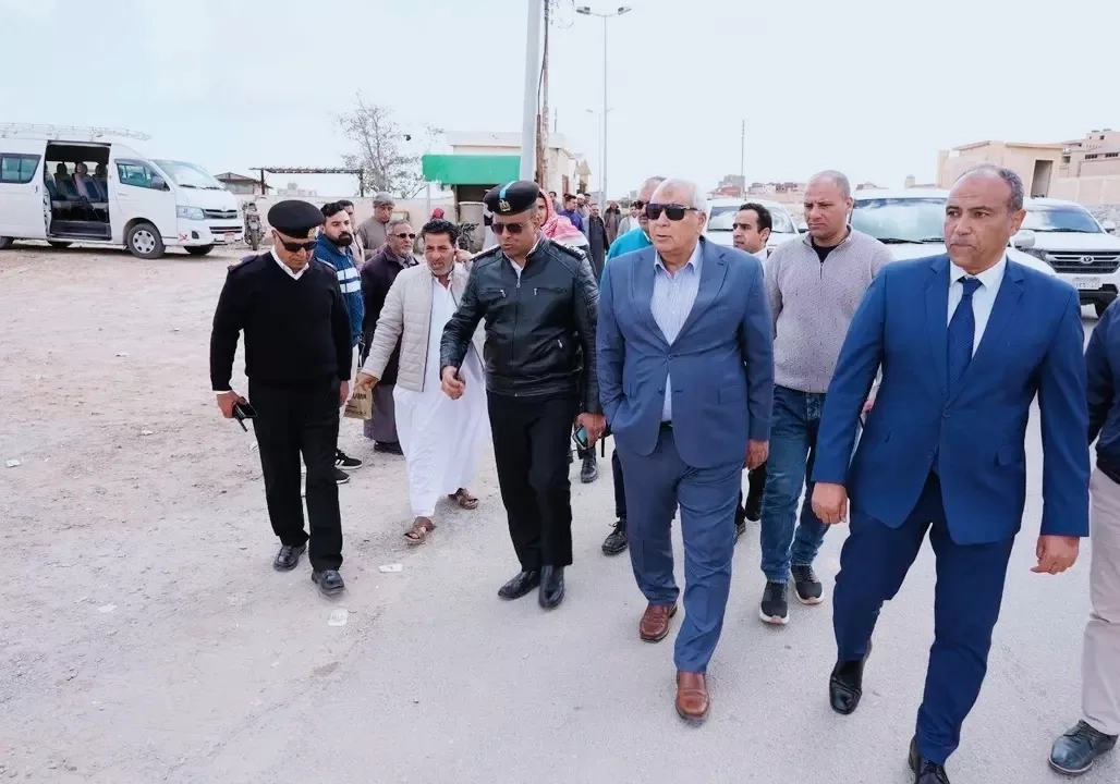 الزملوط يتفقد مقترح تطوير مروري بمدخل مطروح 19 - جريدة المساء