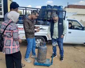 حملات مكثفة علي محطات الوقود ومستودعات البوتاجاز بالإسماعيلية 21 - جريدة المساء حملات مكثفة علي محطات الوقود ومستودعات البوتاجاز بالإسماعيلية 20 - جريدة المساء