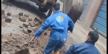المحافظ وجّه بإصلاح كسر مفاجئ بماسورة مياه بشارع الفوال بفوه 1 - جريدة المساء