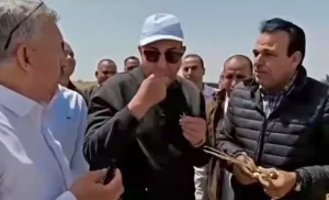 محافظ المنيا يتذوق الثوم من قلب الحقل... المزارع «بنوكل بيه العالم» 22 - جريدة المساء محافظ المنيا يتذوق الثوم من قلب الحقل... المزارع «بنوكل بيه العالم» 21 - جريدة المساء