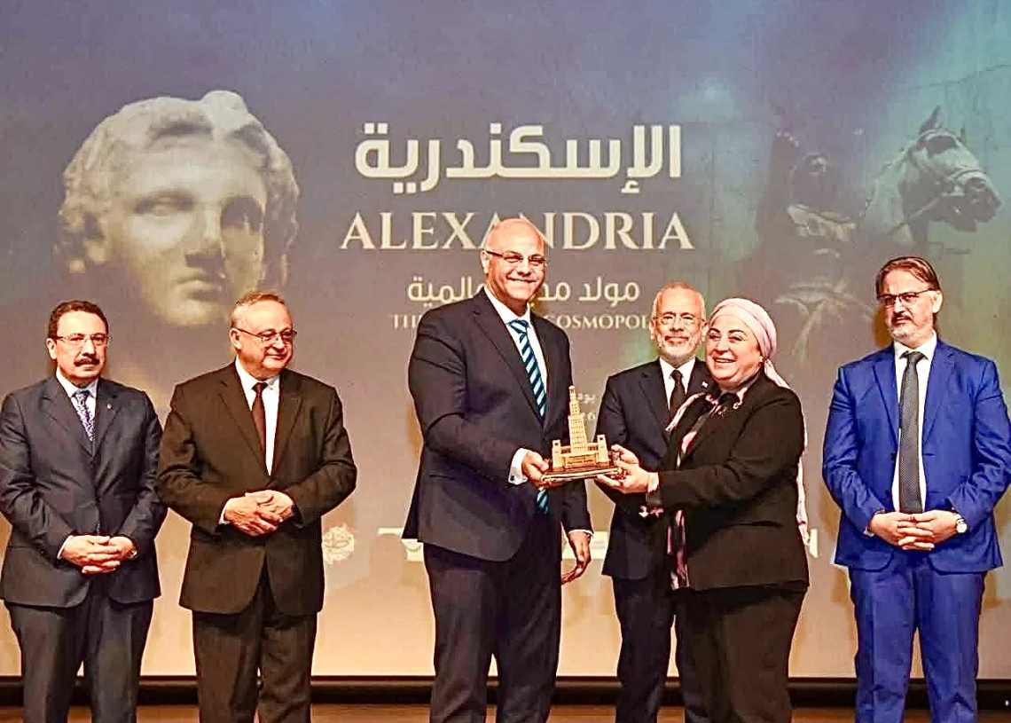 محافظ الاسكندرية يكرم الدكتورة نبيلة حسن علي هامش الاحتفال بالمدينة كموقع عالمي 19 - جريدة المساء