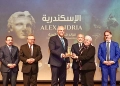 محافظ الاسكندرية المهندس أيمن عطية يكرم الدكتورة نبيلة حسن علي هامش الاحتفال بالأسكندرية مولد مدينة عالمية 23 - جريدة المساء