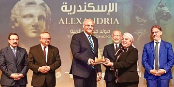 محافظ الاسكندرية يكرم الدكتورة نبيلة حسن علي هامش الاحتفال بالمدينة كموقع عالمي 1 - جريدة المساء