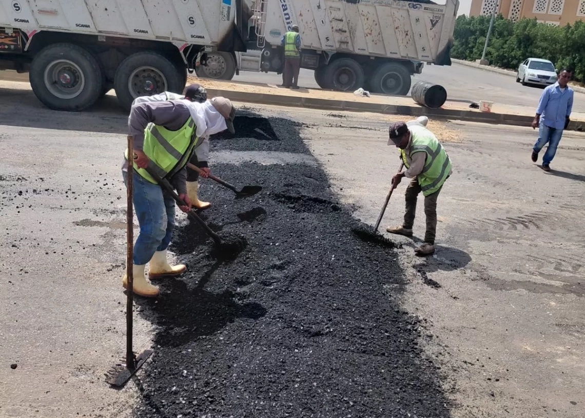 بالصور.. رئيس جهاز الشروق ينفذ مطبات بطريق الحرية استجابة لمناشدات الأهالي 19 - جريدة المساء