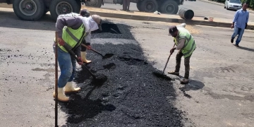 بالصور.. رئيس جهاز الشروق ينفذ مطبات بطريق الحرية استجابة لمناشدات الأهالي 1 - جريدة المساء