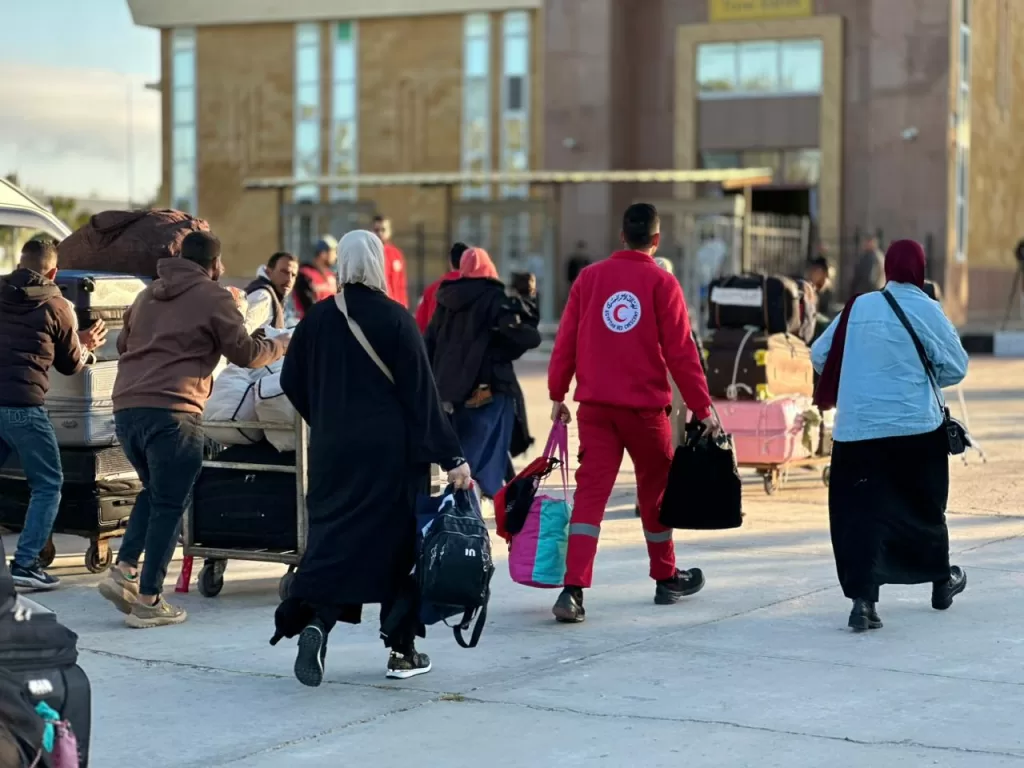 الهلال الأحمر يساند غزة بـ 168 ألف سلة غذائية.. ويستقبل الدفعة 33 من المصابين 19 - جريدة المساء
