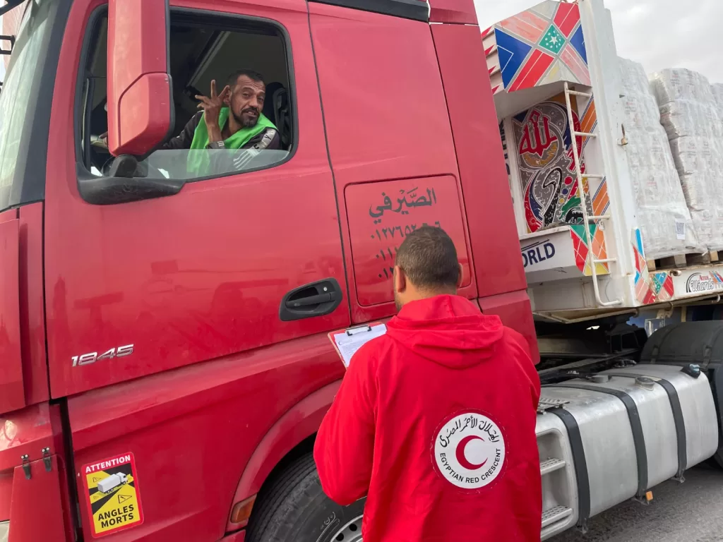 الهلال الأحمر يساند غزة بـ  44 ألف سلة غذائية وأطنان من المساعدات الإغاثية 19 - جريدة المساء