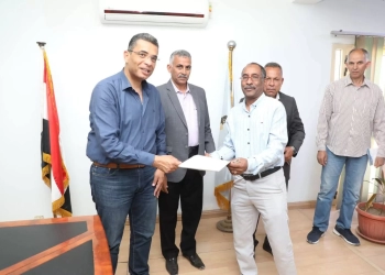بعد سنوات من الانتظار.. البرقي يسلم عقود ٤٩٣ وحدة سكنية لمستحقيها بالقصير ..ويوجه بتطوير الممشى فورًا 33 - جريدة المساء